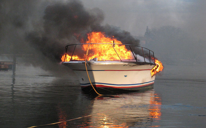 пожар на яхте, катере